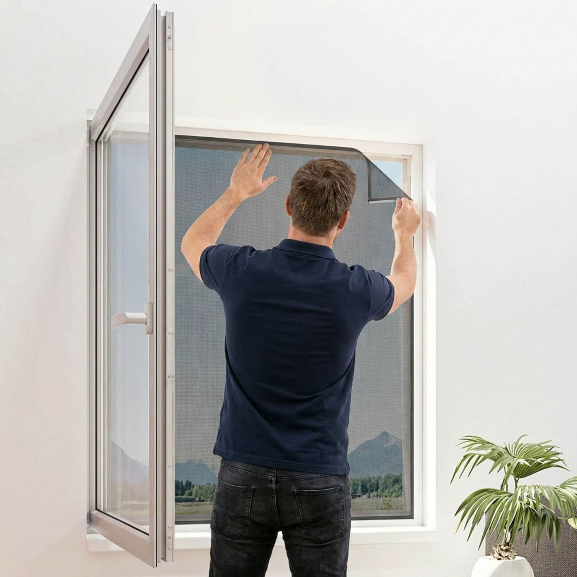 Polyester Fliegengitter für Fenster in Anthrazit an einem geöffneten Fenster