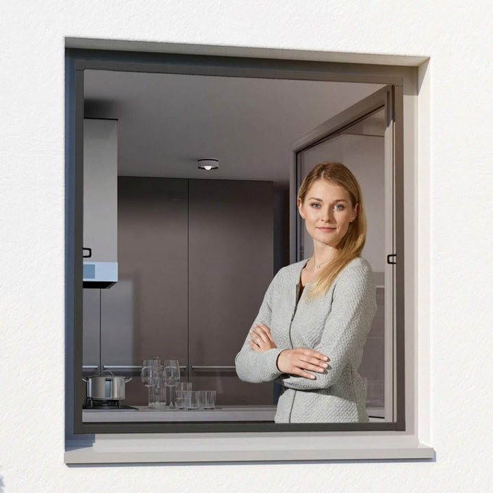 Teleskop Fliegengitterfenster mit Rahmen in Anthrazit an einem geöffneten Fenster