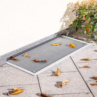 Lichtschachtabdeckung Aluminium mit silbernem Rahmen und feinmaschigem Gitter, umlaufender Dichtungsbürste