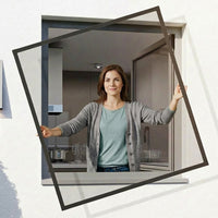 PRO Fliegengitterfenster mit dunkelgrauem Rahmen, feinem schwarzem Netz und praktischen Einhängewinkeln