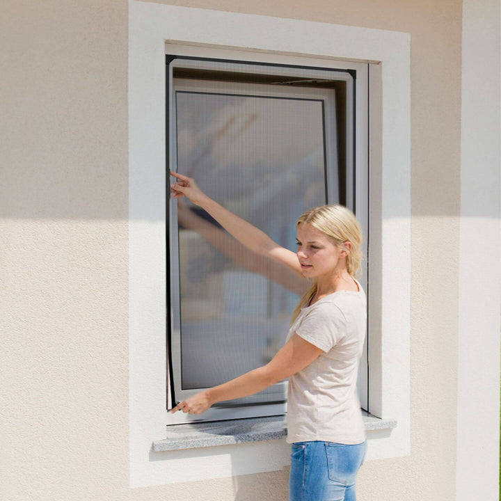 CLASSIC Fliegengitterfenster mit Rahmen in Anthrazit an einem geöffneten Fenster