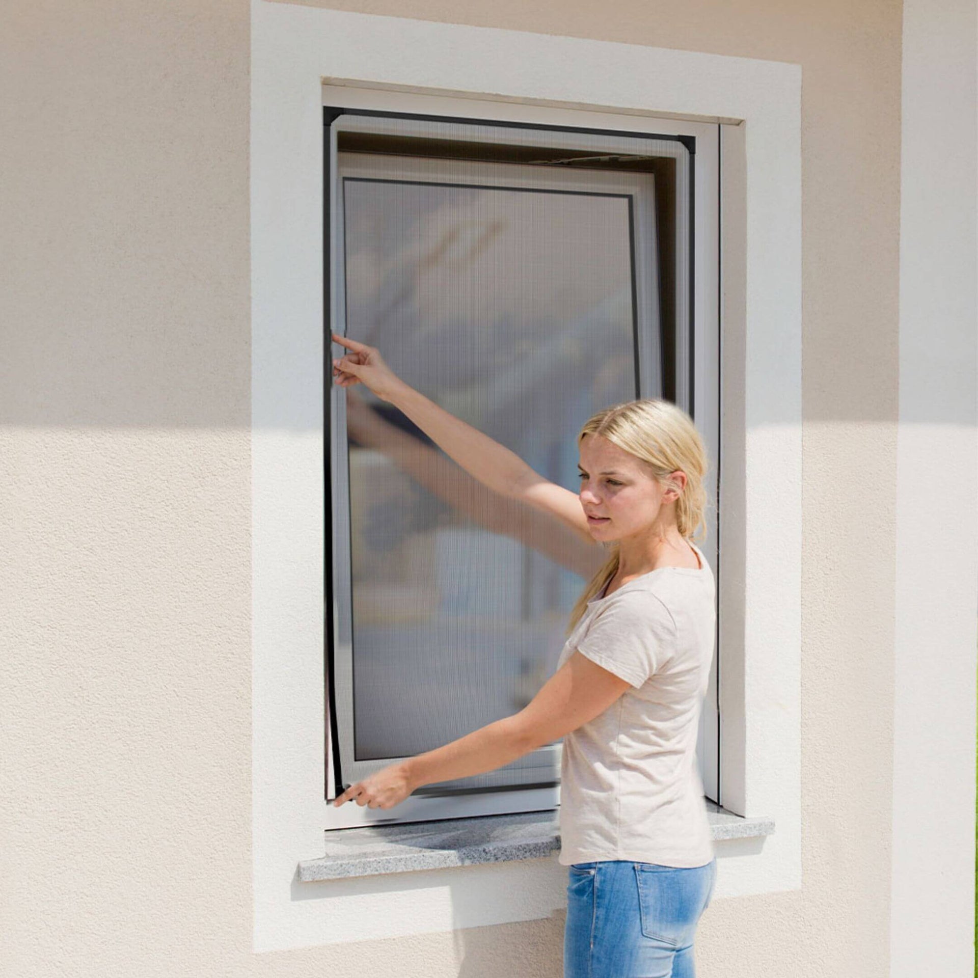CLASSIC Fliegengitterfenster mit Rahmen in Anthrazit an einem geöffneten Fenster