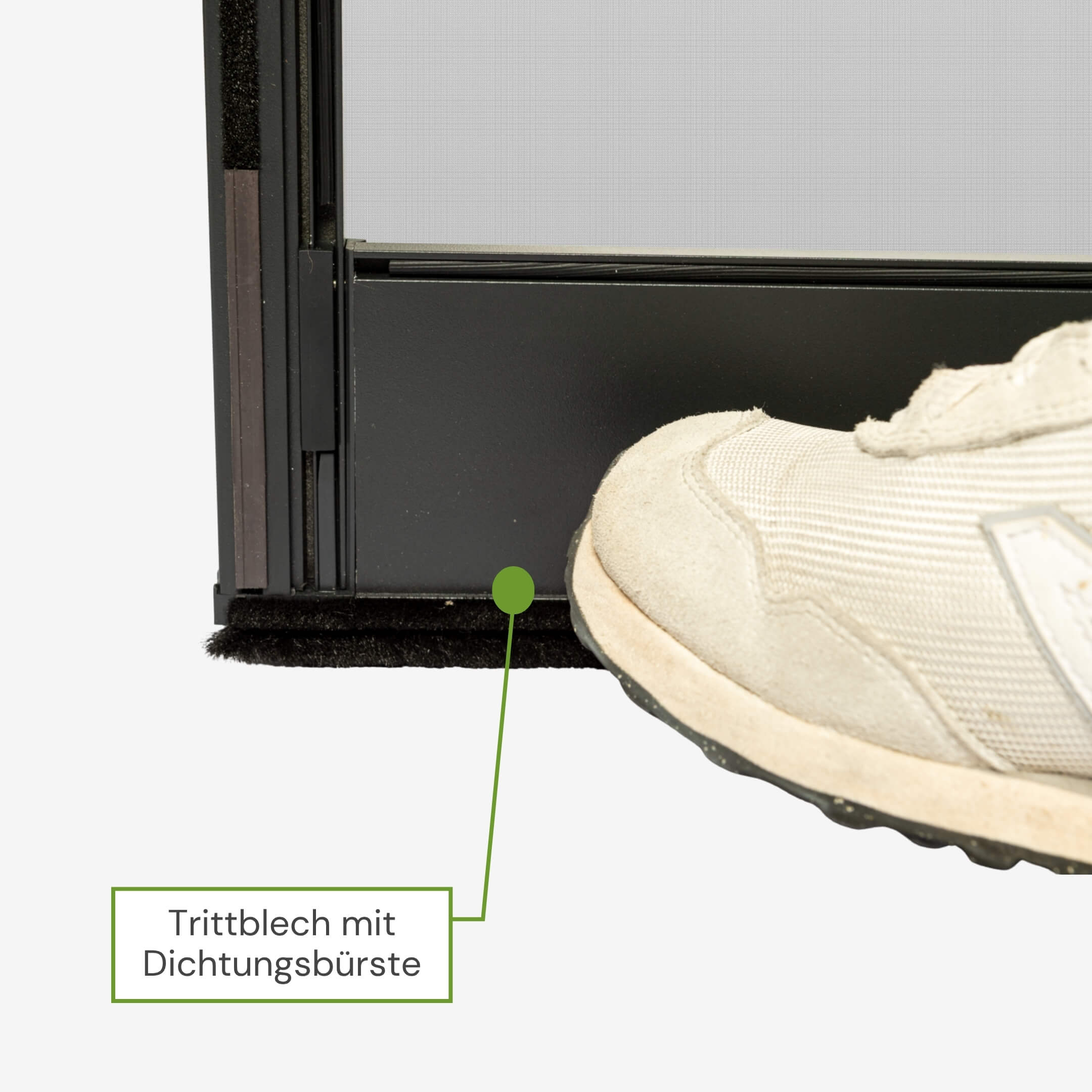 Trittblech mit Dichtungsbürste an der Fliegengittertür