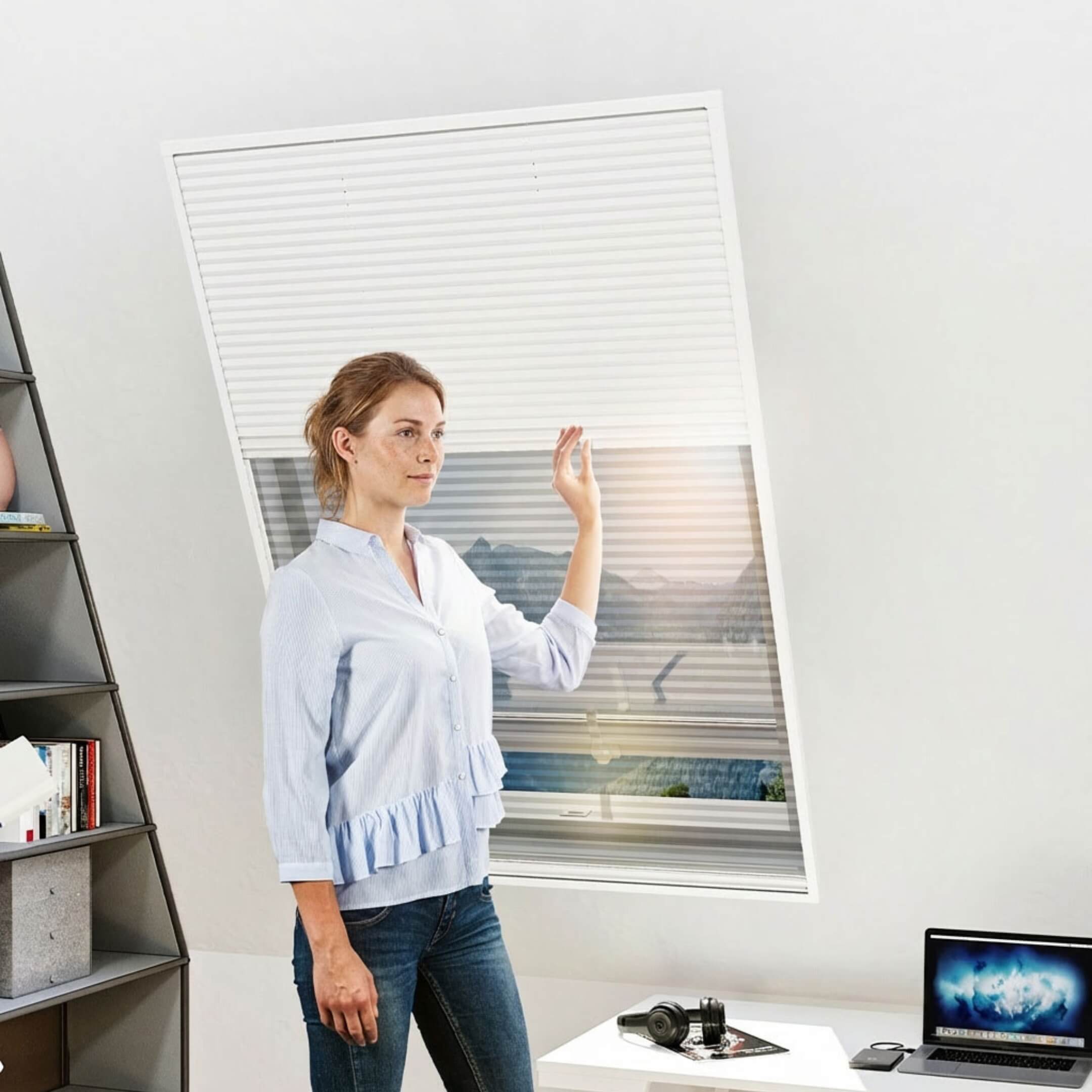 SUN 2in1 Fliegengitter Plissee mit Sonnenschutz für Dachfenster in Weiß an einem geöffneten Dachfenster