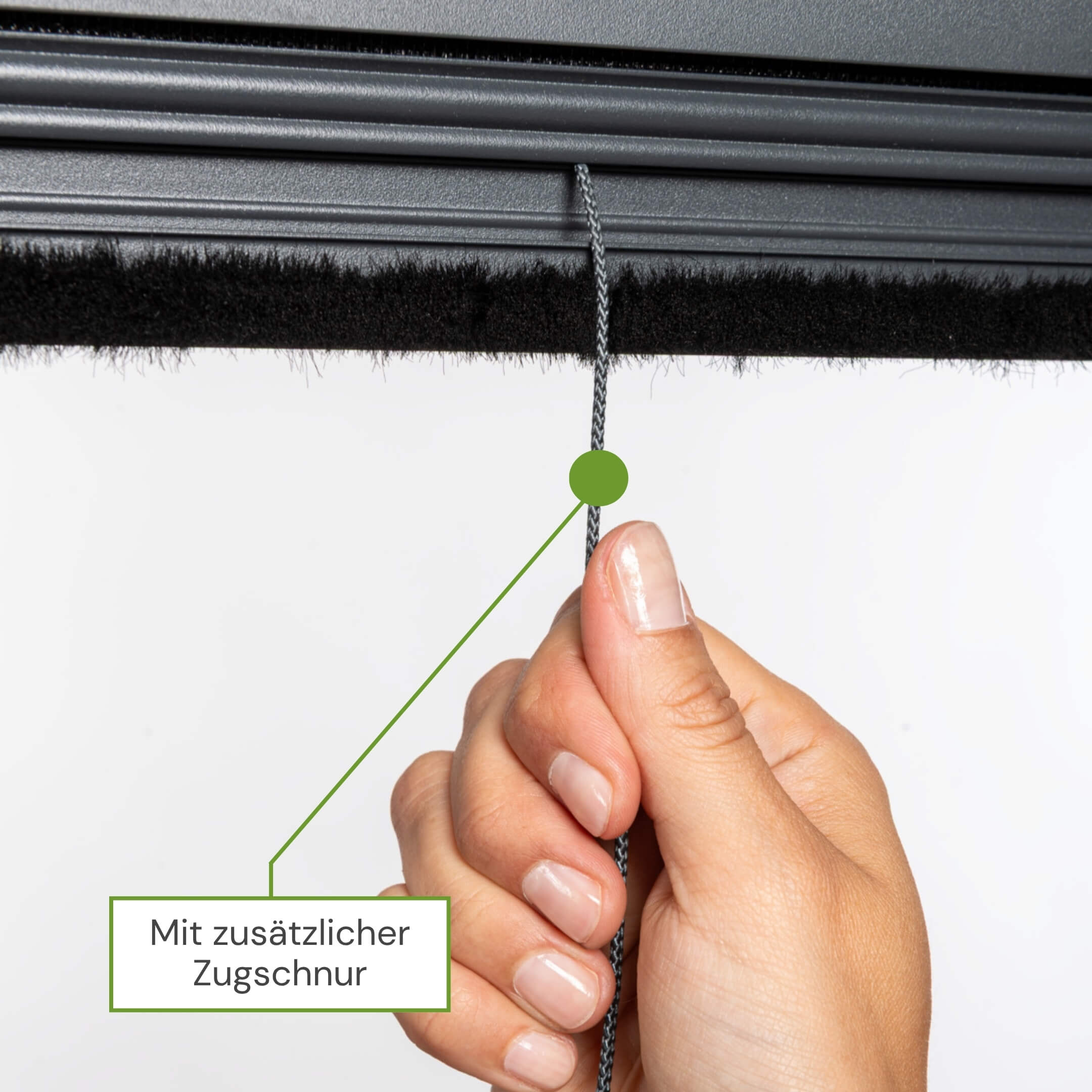 Zusätzliche Zugschnur für komfortable Bedienung des Fliegengitter Rollos