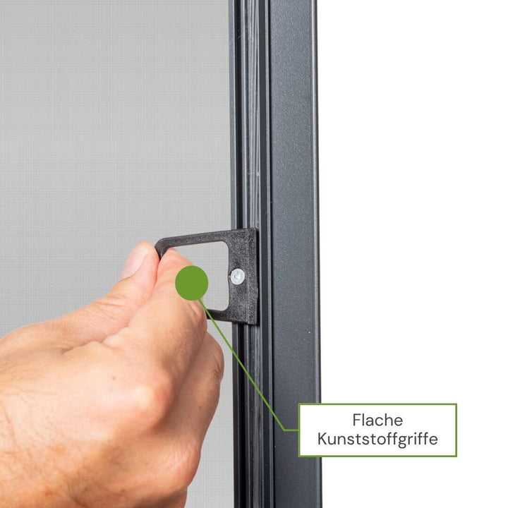 Umlaufende Dichtungsbürste und flache Griffe am Fliegengitterfenster