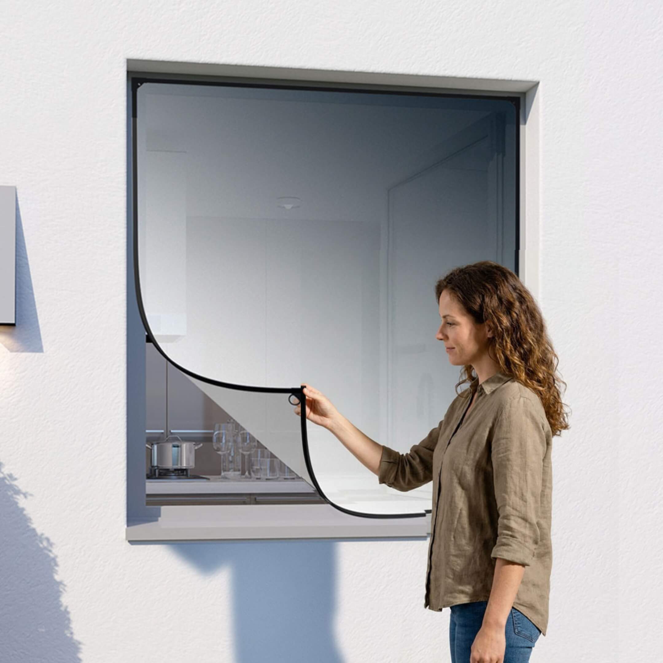 SUN Fliegengitterfenster mit Rahmen in Anthrazit an einem geöffneten Fenster