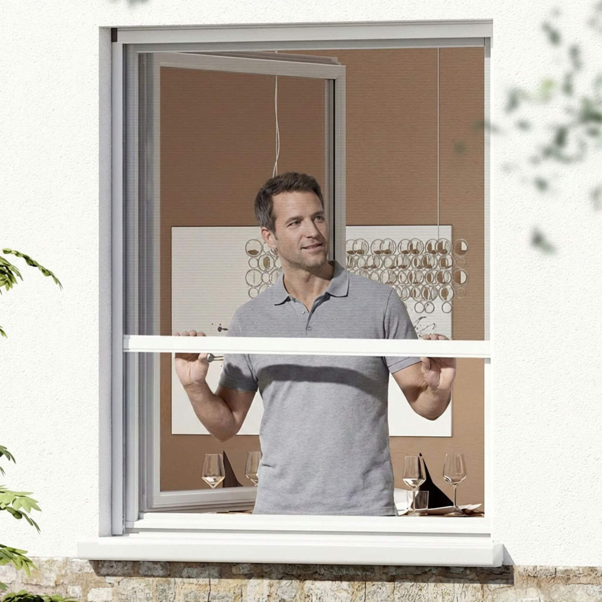 CLASSIC Fliegengitter Rollo für Fenster in Weiß an einem geöffneten Fenster