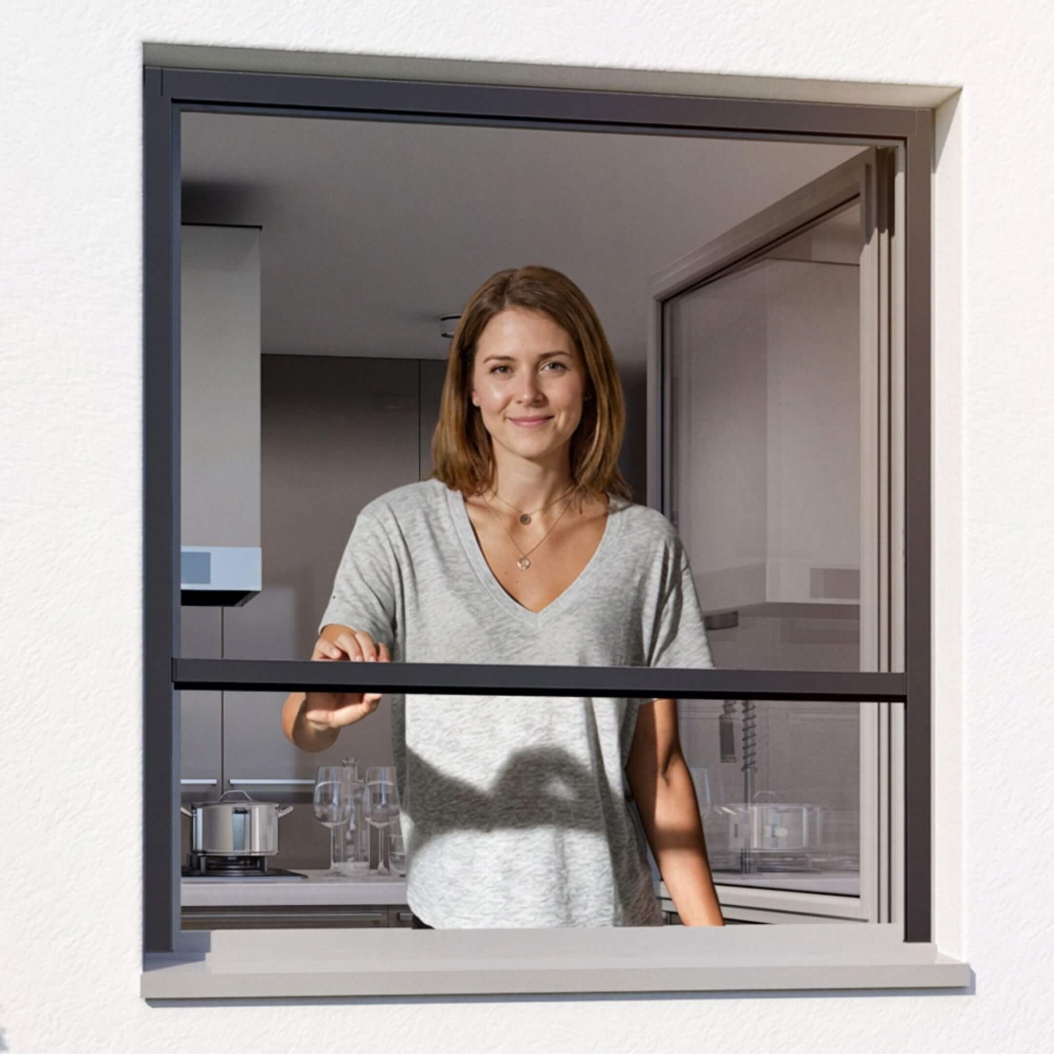 Fliegengitterrollo für Fenster nach Maß in Anthrazit an einem geöffneten Fenster
