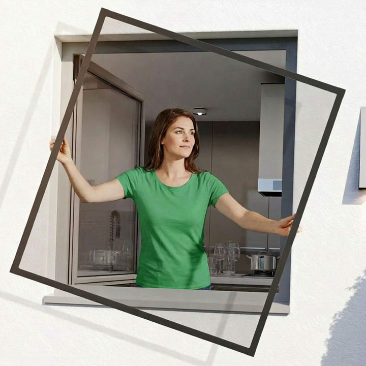 Fliegengitter Fenster Spannrahmen nach Maß in Anthrazit an einem geöffneten Fenster