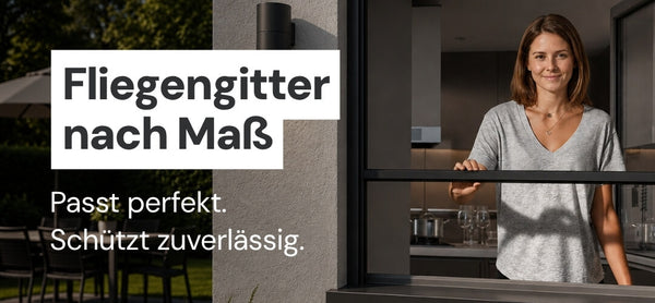 Frau steht an einem Fliegengitter Fensterrollo in Anthrazit