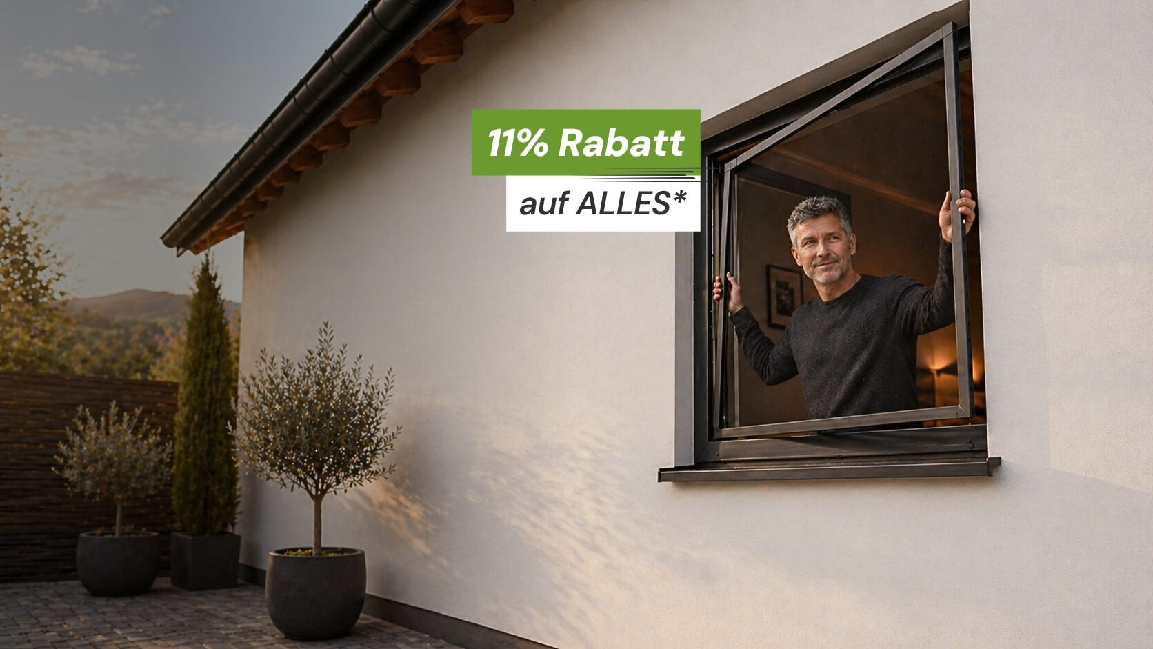 Mann hält einen Fliegengitter Spannrahmen in Anthrazit an einem geöffneten Fenster