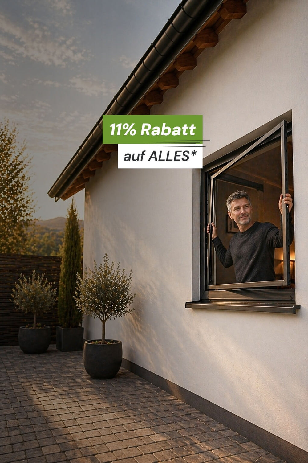 Mann hält einen Fliegengitter Spannrahmen in Anthrazit an einem geöffneten Fenster